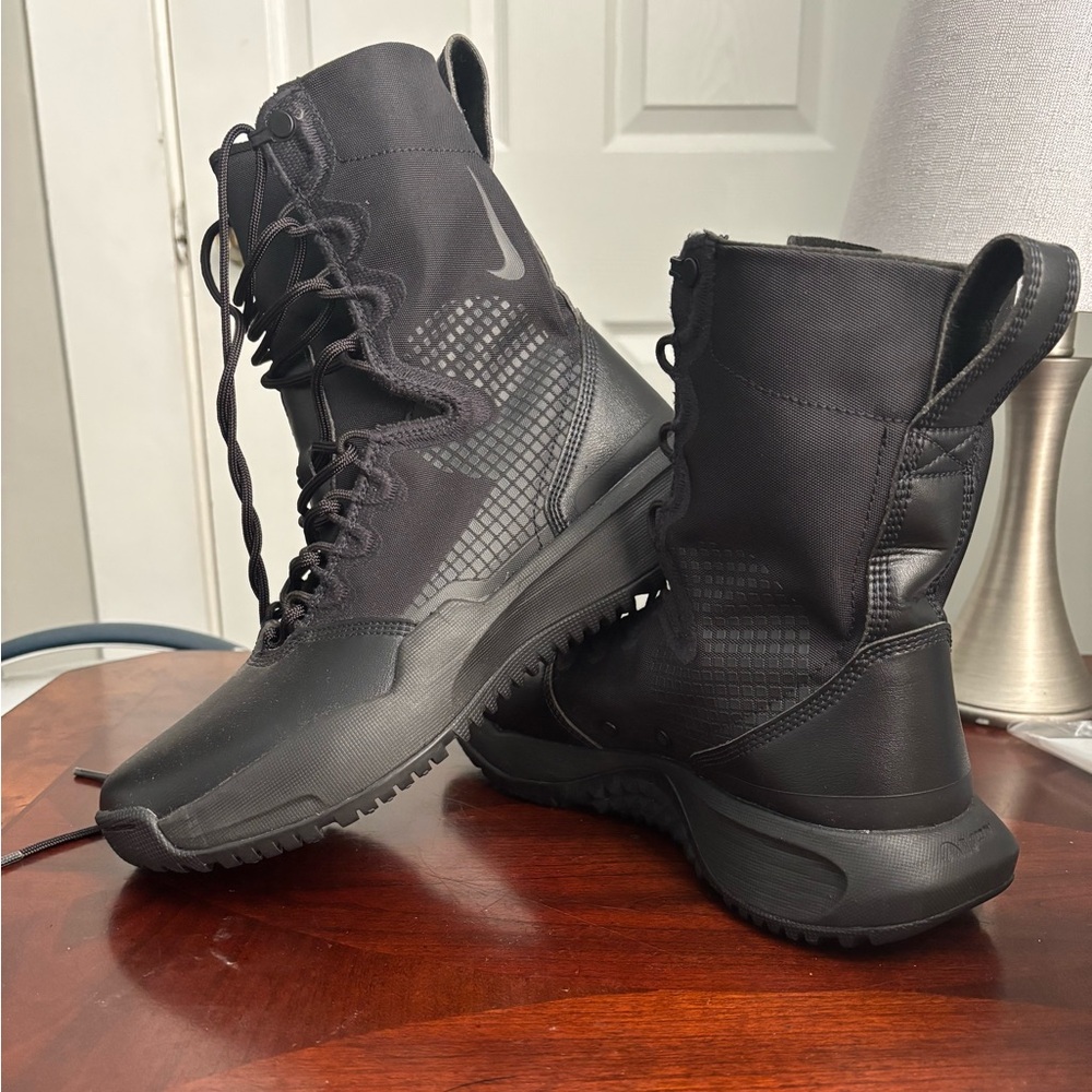 Nike Black Tactical Boots with High-Top Design